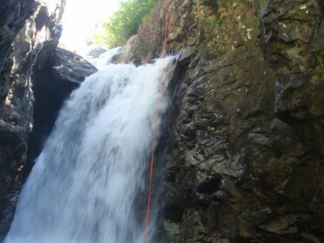 Bajo la cascada